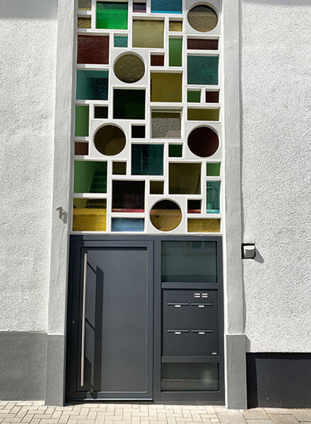 Buntglasfenster von Fensterbau Benz machen ein Treppenhaus hell.