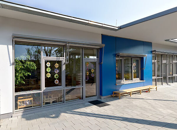 Moderne Fenster schmücken den Kindergarten.